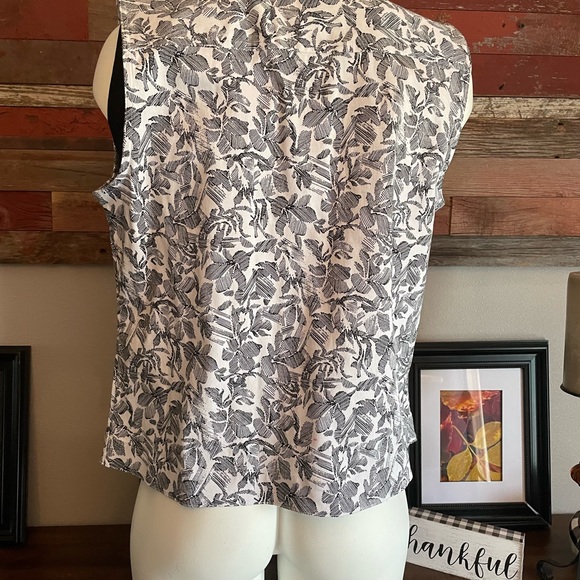 Christopher and Banks light weight vest - Picture 3 of 4